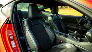 Bancos esportivos do Ford Mustang Dark Horse com acabamento em couro e costuras exclusivas