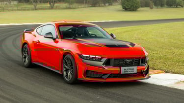 Ford Mustang Dark Horse 2025 em destaque no Brasil