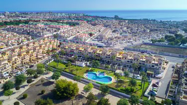 Urbanización cerca del mar enTorrevieja - drone