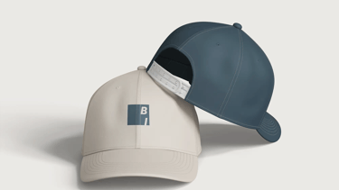Gorra beige y gris con branding de Brazaga Interiors