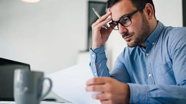 Dono de negócio preocupado analisando presença digital da empresa