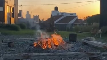 Espacio exterior para fogon y parrilla Tribu de mar y montania a metros del mar