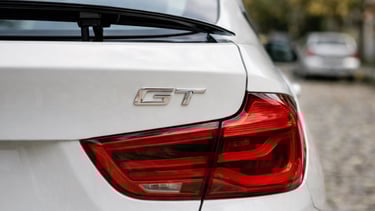 BMW 320i GT com aerofólio ativo e detalhe da lanterna traseira