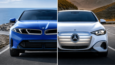 Comparativo frontal entre BMW i3 azul e Mercedes Classe C elétrico branco em estrada panorâmica