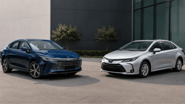 BYD King e Toyota Corolla Hybrid frente a frente em showroom externo moderno