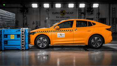Carro em teste de colisão destaca cortes de segurança em modelos mais baratos.