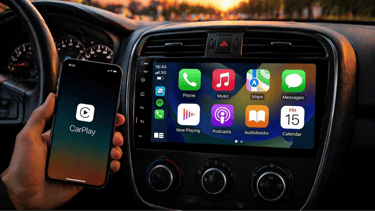 central multimidia com carplay sem fio conectada ao smartphone no painel do carro em uso real