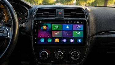 central multimidia com carplay sem fio instalada no painel do carro roadstar rs-7200br em uso real