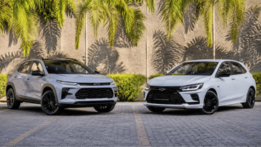 Chevrolet Sonic 2026 e Onix posicionados frente a frente