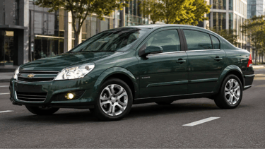 Chevrolet Vectra Elegance automático verde estacionado em avenida com prédios ao fundo.