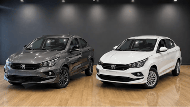 Comparativo entre Fiat Cronos 1.0 e Fiat Cronos 1.3 lado a lado em showroom moderno