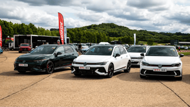 Volkswagen Golf GTI Edition 50 reunido em evento que celebra os 50 anos do ícone