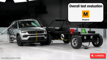 Jeep Compass 2026 durante teste de colisão lateral do IIHS que resultou em nota marginal de seguranç