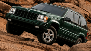 Jeep Grand Cherokee 5.9 Limited verde em trilha rochosa durante teste off-road