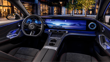 Interior do Mercedes Classe C elétrico com teto estrelado e painel digital avançado