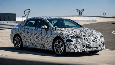 Mercedes Classe C elétrico camuflado em testes na pista revelando novo design