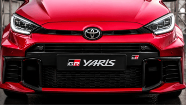 Toyota GR Yaris frontal vermelho com motor 1.6 turbo de 300 cv destaque esportivo