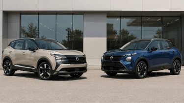 Nissan Kait e Novo Kicks frente a frente em showroom externo moderno para comparação