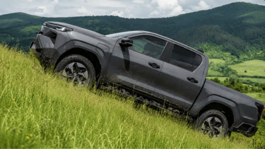 Nova Hilux elétrica sobe colina em teste off-road com montanhas ao fundo