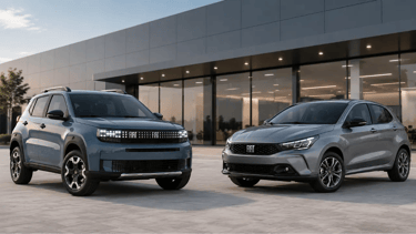 Novo Fiat Argo e Argo atual frente a frente em showroom externo moderno
