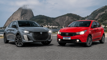 Peugeot 208 Hybrid cinza e Fiat Argo vermelho lado a lado em cenário externo panorâmico.