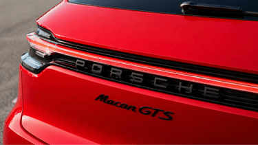 Traseira do Porsche Macan GTS vermelho com design limpo e acabamento brilhante moderno