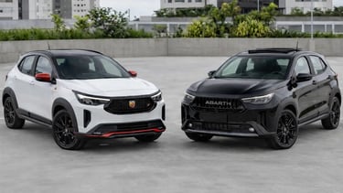 Pulse Abarth 2023 branco e Pulse Abarth 2026 preto lado a lado comparando design e diferenças visuai
