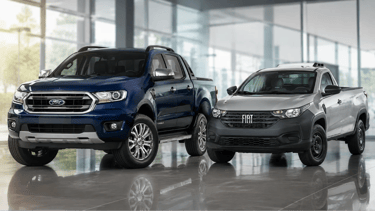 Ford Ranger 4x4 diesel azul e Fiat Strada 0 km lado a lado em showroom moderno