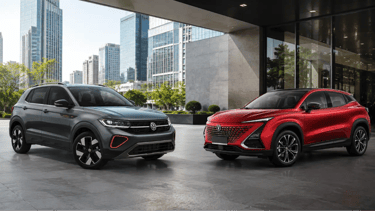 T-Cross Extreme e Uni-T frente a frente em showroom urbano moderno