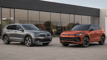Volkswagen Tiguan Allspace e Tiguan 2026 frente a frente em showroom externo