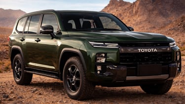 Toyota Land Cruiser 2027 híbrido verde escuro i-FORCE MAX em terreno off-road