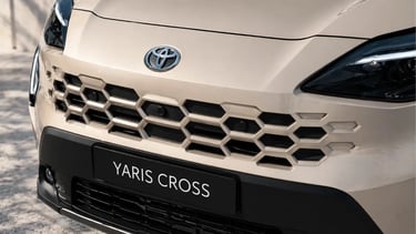 Grade dianteira do Toyota Yaris Cross 2026 em destaque com consumo de 25 km/l