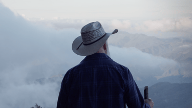 Un hombre con sombrero en una montaña