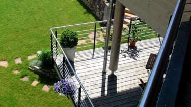 Blick vom oberen Balkon auf unteren Balkon und untere Gartenebene