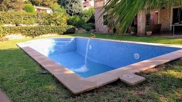 Piscina siendo llenada con agua potable para piscina