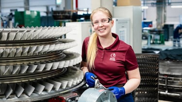 Valokuva naisesta teollisuusalalla