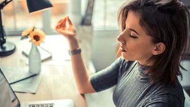 Ejercicio de meditación durante una sesión de terapia. Atención psicológica especializada.