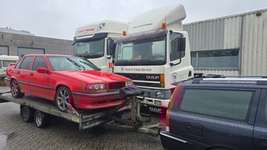 Joy van Haelen's Volvo 850R on a trailer behind a Volvo V70