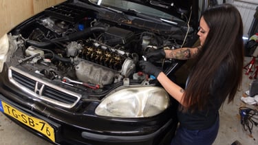 Joy van Haelen replacing the timing belt on her Honda Civic D14