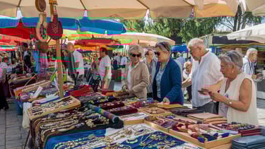 a group of people sin Dalyan local market