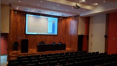 Telão em auditório com a imagem vinda do projetor de vídeo