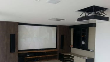 Telão e projetor de video embutido em sala ampla