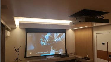 Tela e projetor elétrico de embutir em sala de estar