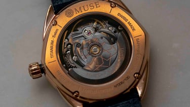 Dos de la montre, dotés du mouvement ETA 2776