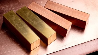 Gold's Quiet Year-End: Navigating Pressure from a Strong Dollar and Fed Policy