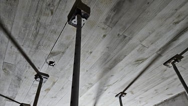Fundo de laje em concreto aparente ripado - Alameda Moinhos - Woss Inc. - Porto Alegre/RS