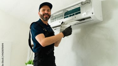 um homem fazendo um serviço de manutenção em um ar condicionado