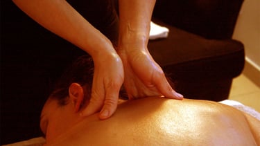 une personne recevant un massage à l'huile