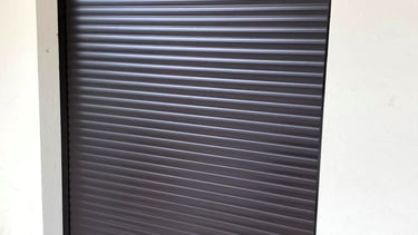 Volet roulant motorisé marron