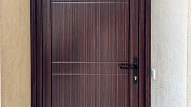 Porte d'entrée bois moderne sécurisée.